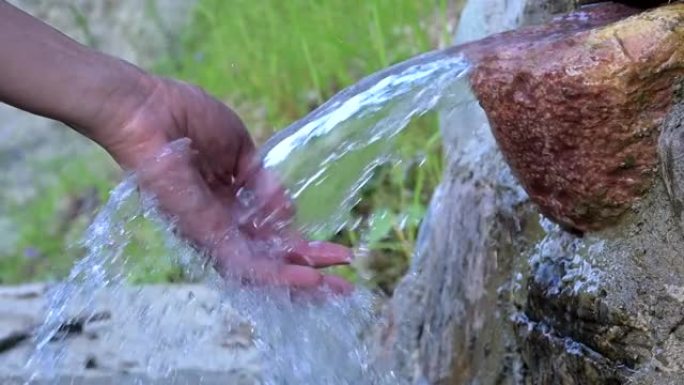 天然泉水用手喝水