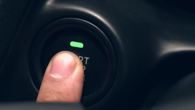 关闭手指按下汽车上的启停发动机按钮。