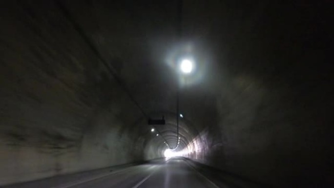 汽车驶过隧道，后视