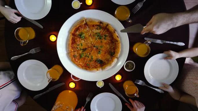在圆桌会议上，一家人切披萨，俯视图，五个家庭成员