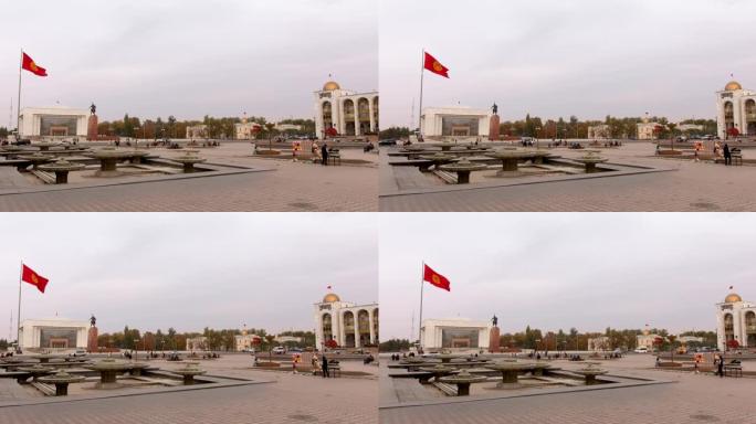 比什凯克市中心广场上有吉尔吉斯斯坦国旗和玛纳斯雕像
