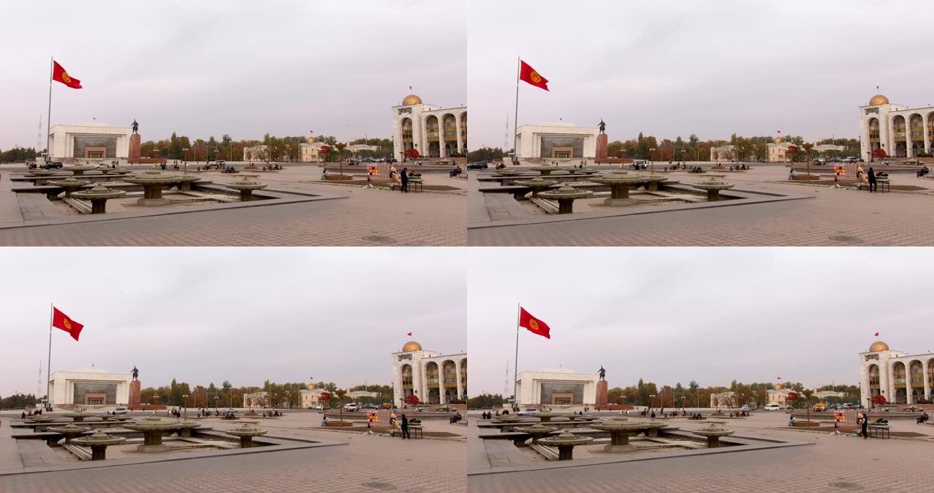 比什凯克市中心广场上有吉尔吉斯斯坦国旗和玛纳斯雕像