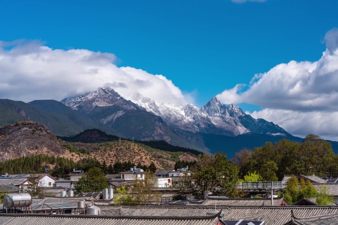 云南省丽江市束河古镇拍摄玉龙雪山春季延时