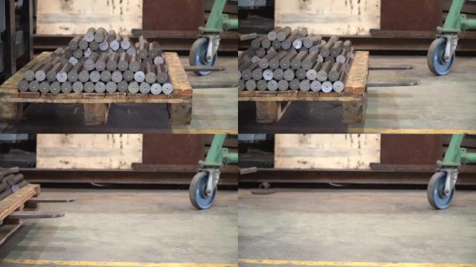 叉车移动钢圆轴用于工业生产。