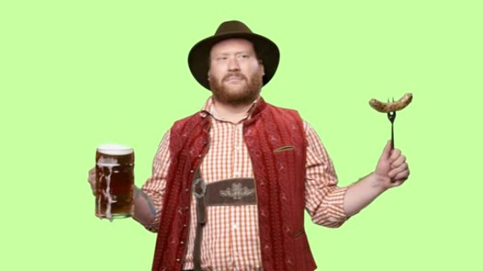 好时光。啤酒节-戴着帽子的年轻快乐唱歌的人，穿着传统的巴伐利亚服装，啤酒和香肠在节日的色彩背景上。现