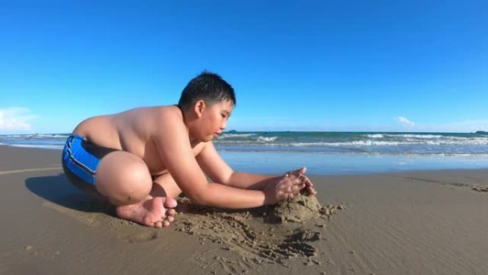 快乐男孩在海上玩沙子