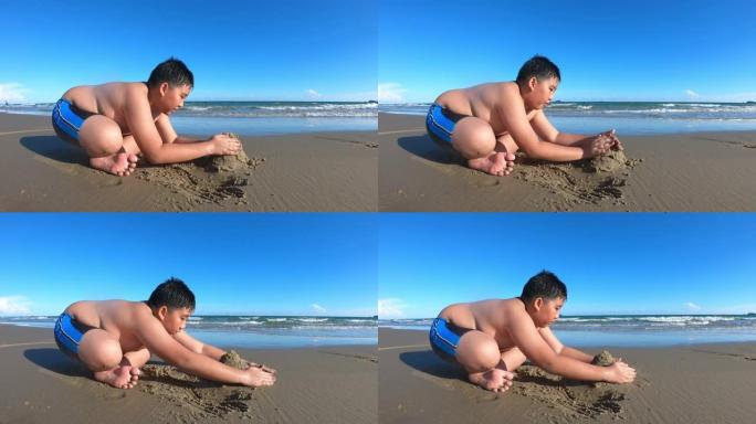 快乐男孩在海上玩沙子