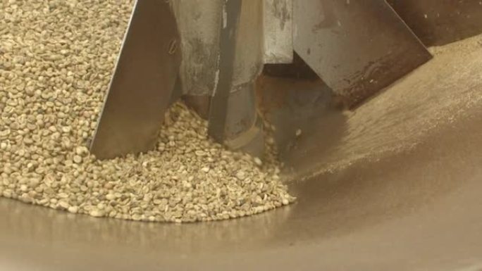 烘焙机中生咖啡豆的慢动作