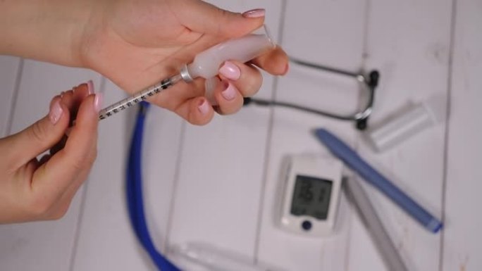 一个用注射器注射胰岛素的女人的特写镜头。糖尿病的治疗。