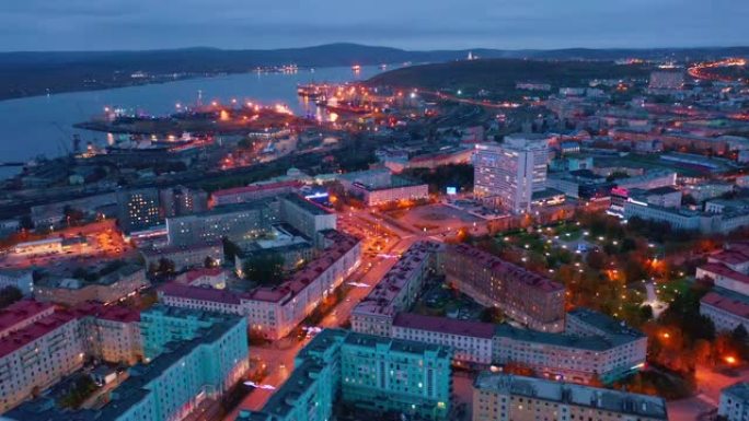 暮色中的摩尔曼斯克。俄罗斯暮色期间摩尔曼斯克市和城市港口的鸟瞰图