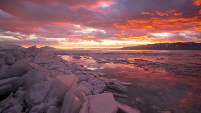 犹他州湖上成堆的冰块上的彩色日落时光倒流