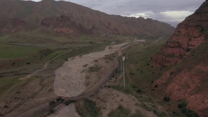 吉尔吉斯斯坦天山公路上满载煤炭的卡车的风景鸟瞰图