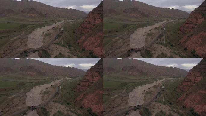 吉尔吉斯斯坦天山公路上满载煤炭的卡车的风景鸟瞰图