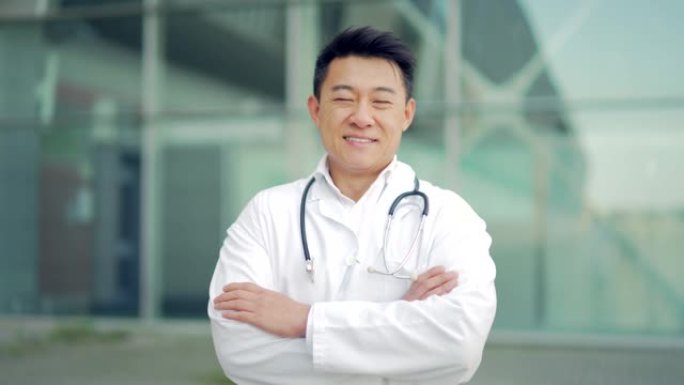 特写亚洲医生看着相机的肖像