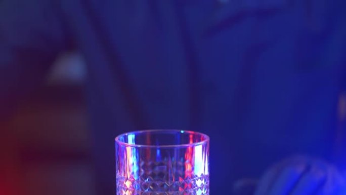 4k亚洲男子酒保为顾客制作特殊鸡尾酒。