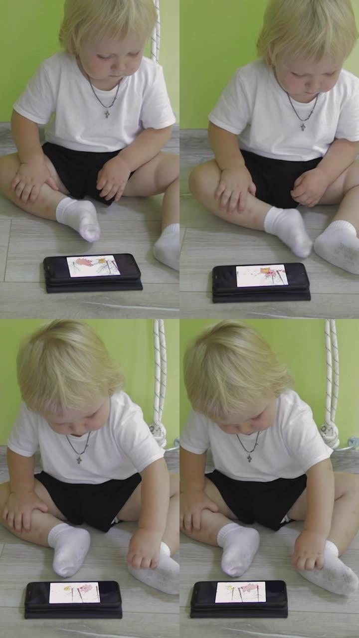 一个小孩坐在地板上，看着手机。一个满头白发的孩子看手机