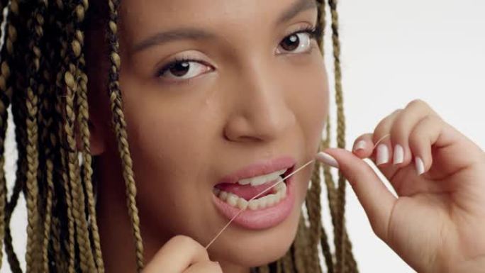 非洲女性牙线牙齿牙线在白色背景上