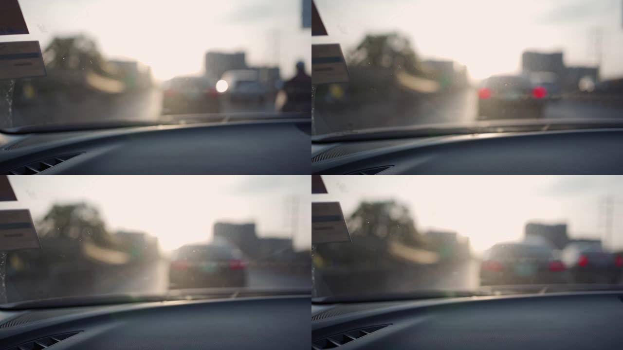 汽车乘客的POV从前后视镜向外看，在城市道路上看到一天交通不畅的景象，陆地交通，汽车模糊的出租车控制