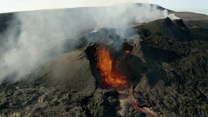 火山吹出大量岩浆以形成溪流