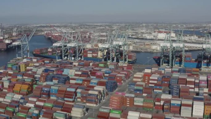 美国加利福尼亚州长滩-2021年10月20日: 数千个集装箱在港口等待运输的航拍画面