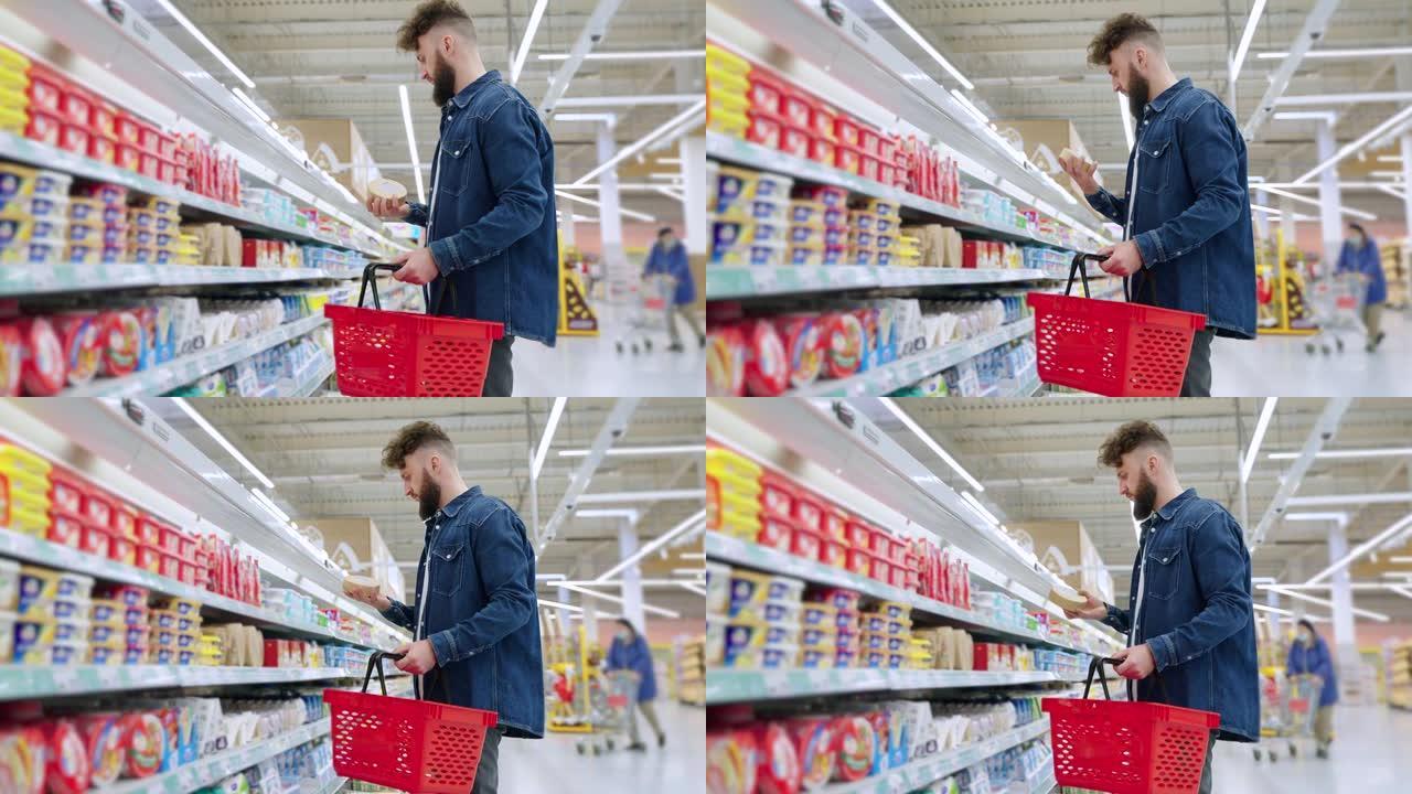 在超市购买奶酪，男人正在检查保质期，阅读标签