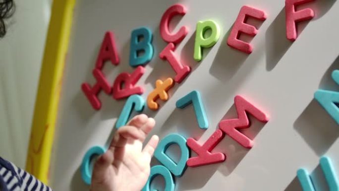 儿童学习字母玩耍小孩子天真