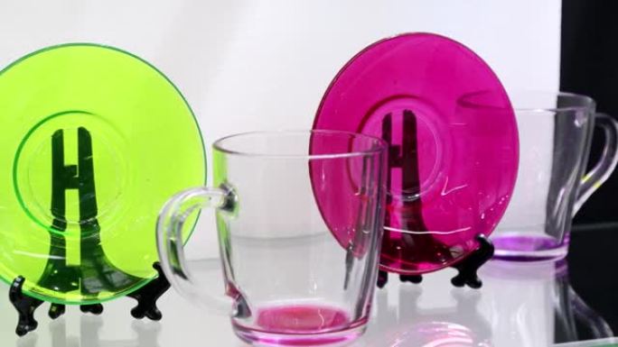 不同颜色的玻璃杯、盘子和碟子