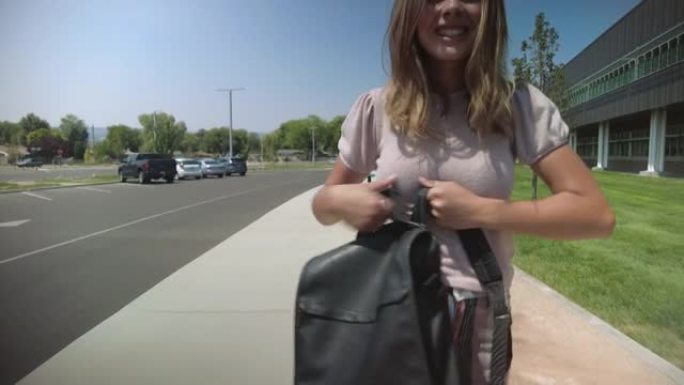 公立学校大楼外的少女巴士站返校4k视频系列