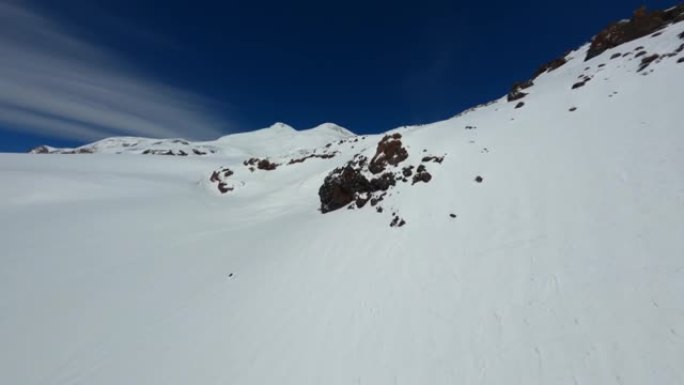 空中fpv无人机视图雪山埃尔布鲁斯峰电影风景景观与滑雪跑道