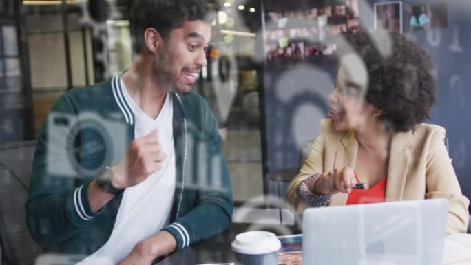 两个混血商人微笑并使用笔记本电脑的媒体图标动画