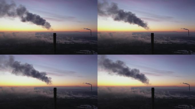 冬天日出时的烟囱。环境污染。