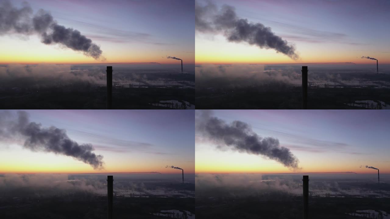 冬天日出时的烟囱。环境污染。