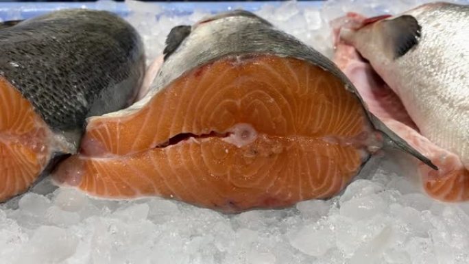 在市场商店关闭冰上的新鲜鲑鱼。超市里的海鲜。