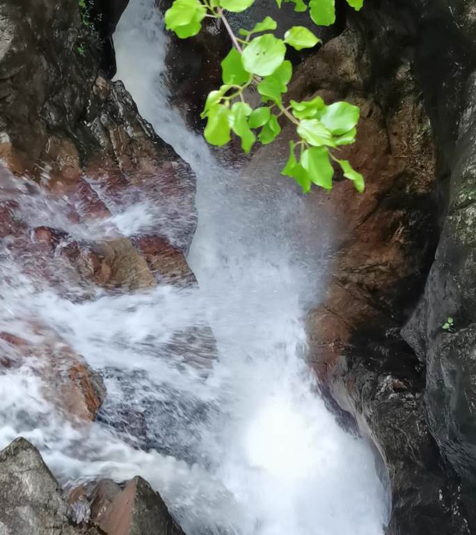 雨季山谷户外徒步探秘峡谷