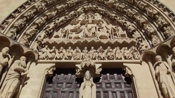 西班牙布尔戈斯哥特式大教堂的Sarmental门的特写和详细的鼓室和拱门