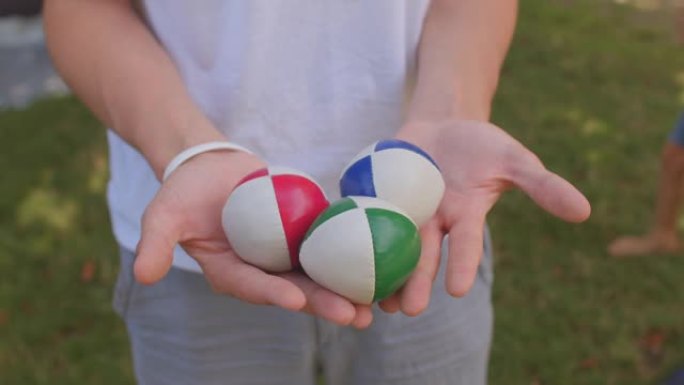 手中的球是杂耍者使用的道具。这三包杂耍球