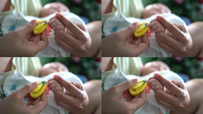 母亲在家修剪婴儿的指甲