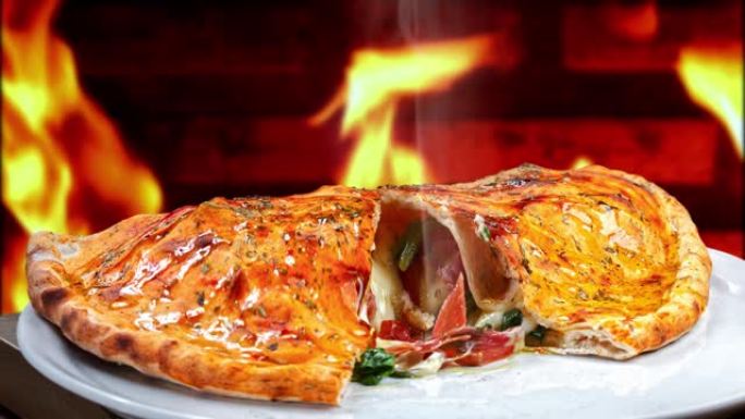 Calzone是意大利起源的烹饪菜肴，通常被称为甜或咸味的披萨，在放入烤箱之前将其对折。