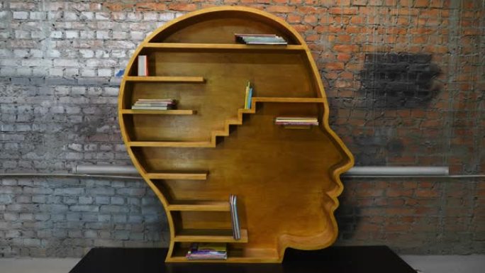 人头形状的架子。书架上装满了书。停止运动