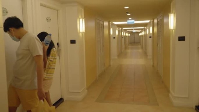 亚洲男孩使用卡钥匙尝试在度假期间打开酒店的房间，生活方式概念。