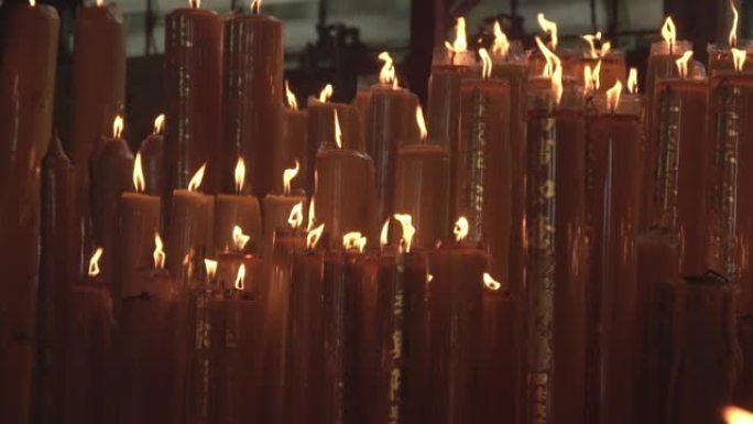 一群晚上在寺庙里燃烧的蜡烛。
