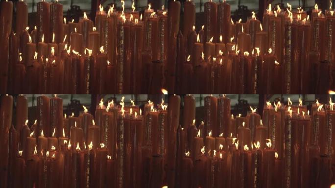 一群晚上在寺庙里燃烧的蜡烛。