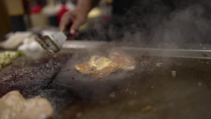 鱼片在热烤架上炒和翻转