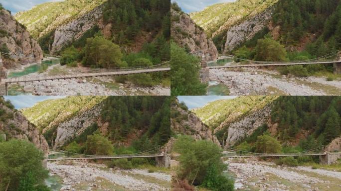 雅诺瓦斯吊桥: 19世纪工程的最后遗迹仍然屹立不倒。比利牛斯山脉，无人机的鸟瞰图
