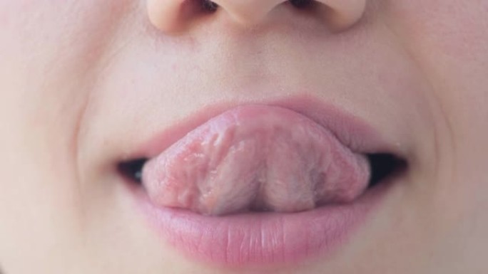 年轻女孩用舌头舔嘴唇