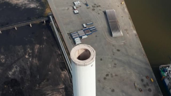 围绕丹麦埃斯比约发电站烟囱的空中飞行。这个没有碳2023年的车站的烟囱是斯堪的纳维亚半岛最高的