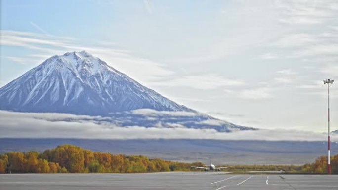堪察加半岛山脉和森林背景下飞机起飞的美丽景色。Avki