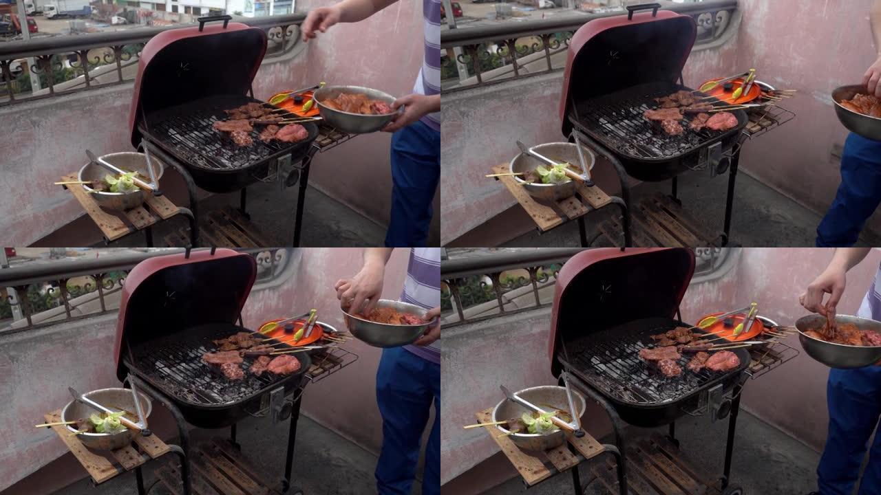 特写镜头用手将香肠调味料倒在热烤架上，用煤在4k白天在屋顶上烹饪