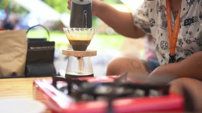 制作咖啡滴手滴咖啡倒热水咖啡潮人生活方式