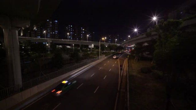 等级分离桥繁忙夜间交通景观的高角度视图